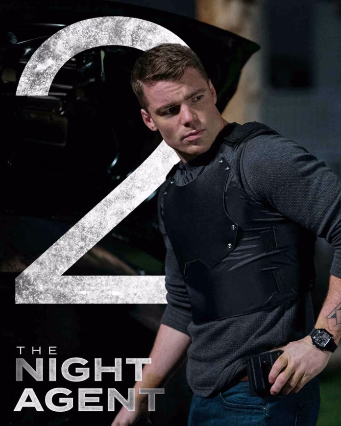 Poster oficial Agentul de noapte sezonul 2 cu Peter Sutherland, protagonistul seriei, îmbrăcat într-o vestă de protecție.
