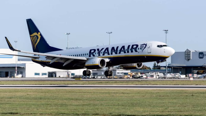 ATerizare de urgenta Otopeni. Aeronavă Ryanair aterizând pe aeroport, ilustrând siguranța zborurilor după incidentul tehnic de pe Aeroportul Otopeni.