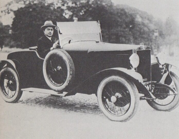 Gogu Constantinescu conducând „La Voiture Constantinesco”, mașina echipată cu prima cutie de viteze automata
