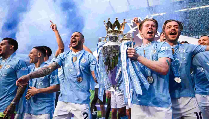 Escroc Premiere League: Jucători ai echipei Manchester City sărbătorind câștigarea trofeului Premier League.