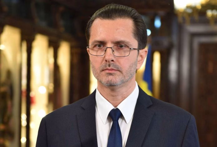 Populism Romania: Vasile Bănescu critică populismul în România și manipularea religiei în discursul politic.