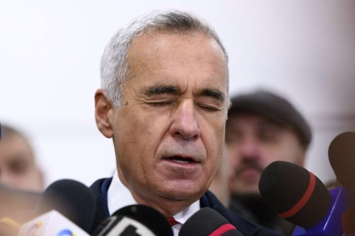 Sustinatorii lui Georgescu: Călin Georgescu în fața presei, înconjurat de microfoane, în contextul tensiunilor din rândul susținătorilor săi.