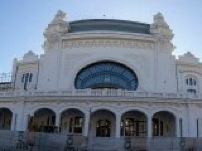După un amplu proces de restaurare început în 2020, Cazinoul din Constanța își recapătă strălucirea și urmează să fie redeschis oficial.