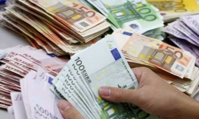 Sfatul unui celebru economist: „În această perioadă e bine să ai cât mai mult cash. Banca îți dă umbrela când e soare afară”