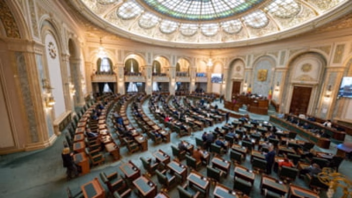 Sporurile din Parlament, păstrate în plină austeritate. Șefii și consilierii iau 1.500 lei pentru că viața le este pusă în pericol