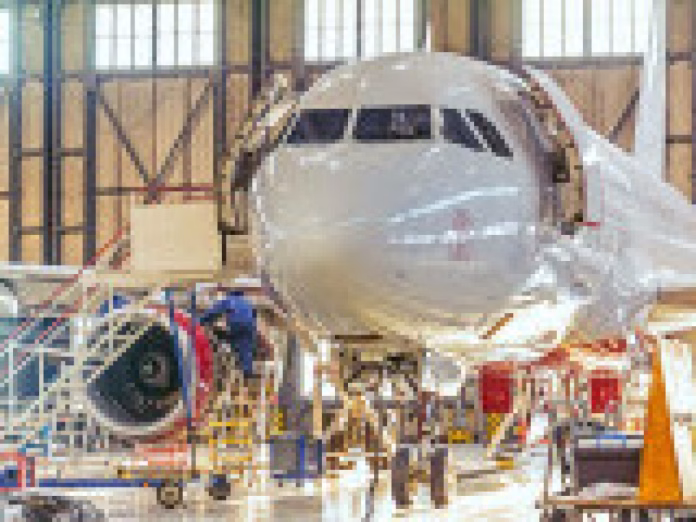 O companie germană care produce pentru Airbus, Boeing și armatele lumii deschide o mare fabrică în România