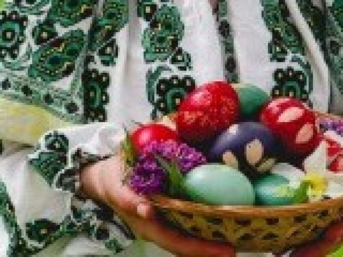 Cum se vopsesc tradițional ouăle de Paște. Secretele gospodinelor din satele Moldovei
