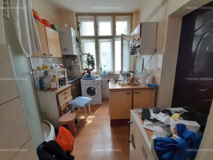 „Dușul din bucătărie și haosul urban al Clujului”: O garsonieră atipică, 23 de metri pătrați cu pretenții de palat, scoasă la vânzare cu 125.000 de euro