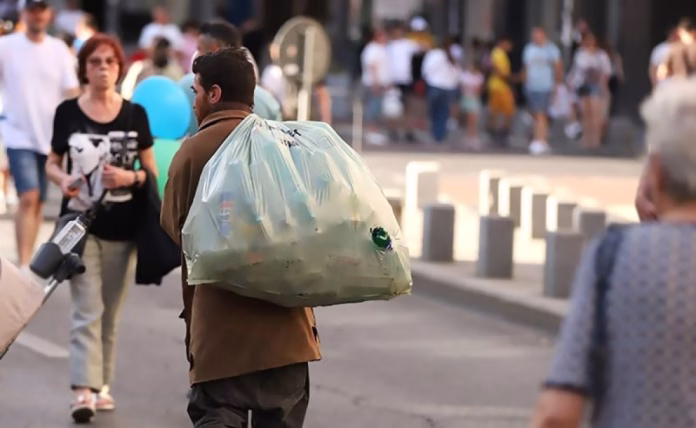 Gunoiul unora, comoara altora. Cât câștigă un român care trăiește zilnic din PET-uri