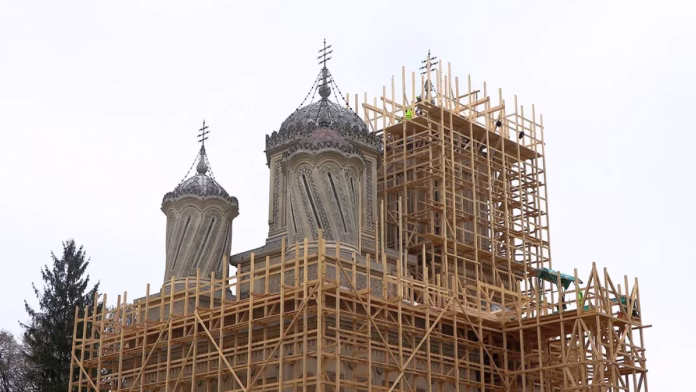 Bijuteriile spirituale ale Argeșului, în restaurare: Mănăstirea Curtea de Argeș și Biserica Domnească primesc o nouă viață