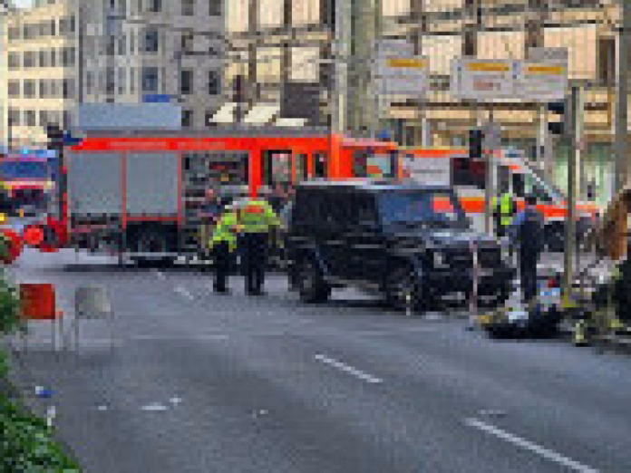 O mașină a intrat într-o mulțime de oameni, în Stuttgart. Mai multe persoane au fost rănite