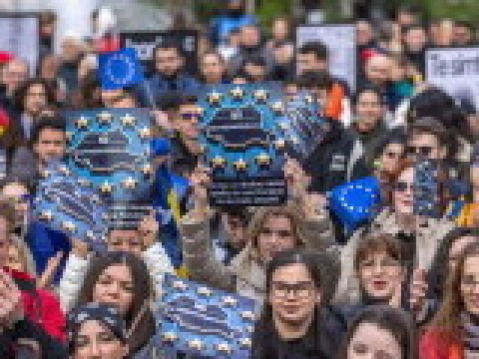 Mii de oameni au ieșit în stradă în marile orașe ale țării, pe 9 Mai: „România nu uita, Europa-i casa ta”. FOTO