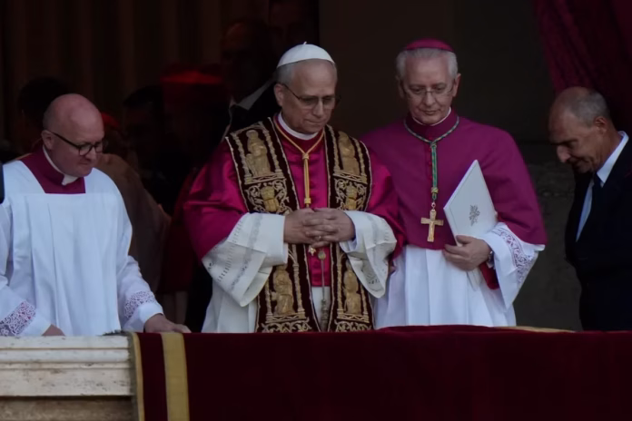 Papa Leon al XIV-lea apare pentru prima dată în fața credincioșilor din întreaga lume. Va rosti tradiționala rugăciune de la balconul Bazilicii Sfântul Petru