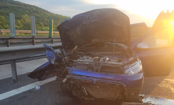 TRAGEDIE pe A1, în Sibiu! O femeie de 48 de ani a murit, după ce a intrat cu mașina într-un TIR staționat