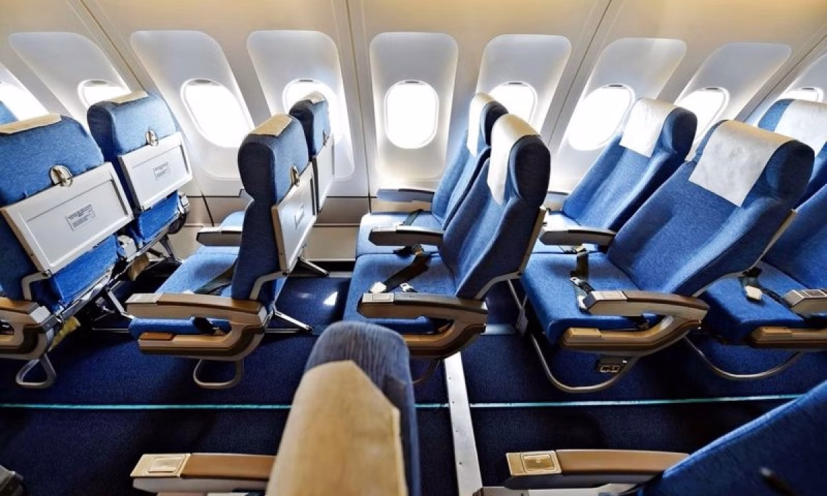 Locurile pe care e bine să le alegi în avion și cele de evitat. Mărturia unui călător frecvent, după zeci de zboruri pe an