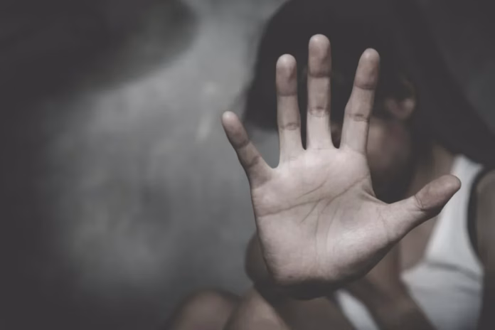 Daune morale record în valoare de 100.000 de euro pentru două fete abuzate de tatăl vitreg. Mama, condamnată și obligată și ea la plată