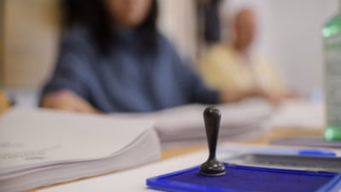 De la cine aflăm cine e noul președinte. Cele trei institute acreditate să facă sondaje de opinie la ieșirea de la urne, în duminica alegerilor prezidențiale