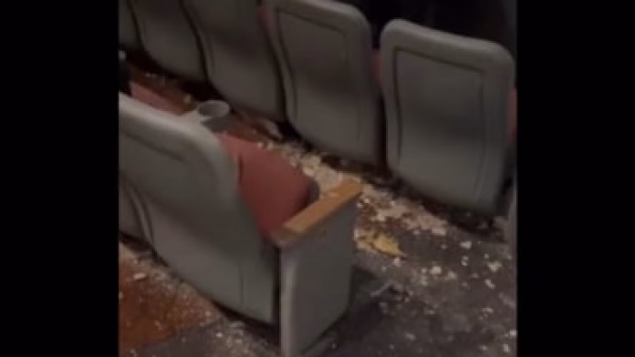 Tânără mamă, la un pas de moarte în timp ce vedea noul film ”Destinație finală” la cinema. Reacția șocantă a managerului după ce o bucată de tavan a căzut pe ea VIDEO