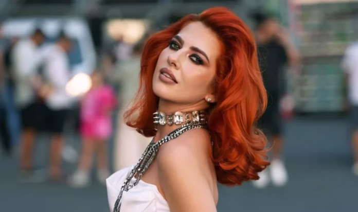 O fotografie topless a Lidiei Buble i-a dezamăgit pe unii dintre fani. „Este prea mult. Cazi în dizgrația publicului”