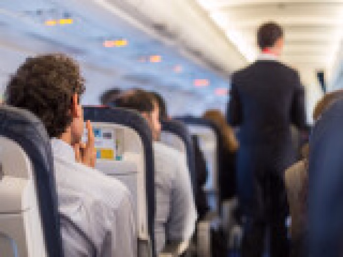Companiile aeriene care vor introduce amenzi pentru pasagerii care se ridică înainte ca avionul să oprească complet