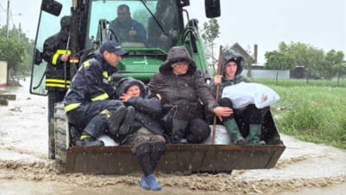 Oltul a ieșit din matcă în județul Brașov. Oameni evacuați cu excavatorul din calea inundațiilor