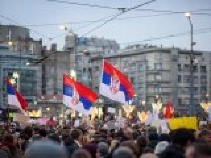 Mii de studenți și protestatari din peste 30 de orașe din Serbia cer alegeri anticipate și acțiuni anticorupție