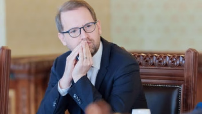 Dominic Fritz spune care este poziția USR față de creșterile de taxe la negocierile de la Cotroceni. „Noi propunem pe anumite vicii, să vedem și la tutun, alcool, taxe de drumuri”