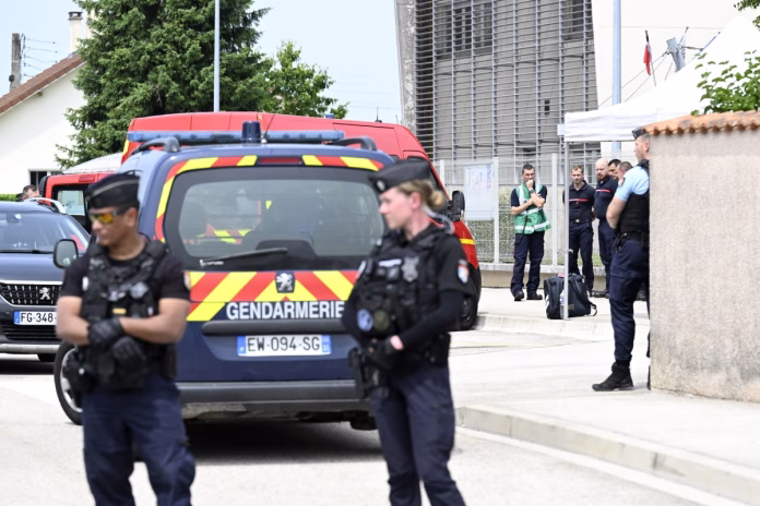 Franța testează instalarea de porți de securitate în școli, după crima din nord-estul țării