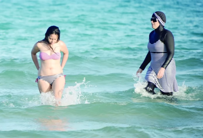 Noul guvern islamist din Siria ordonă femeilor să poarte burkini pe plajă, dar permite aparațiile în bikini în cluburile private și hotelurile de lux