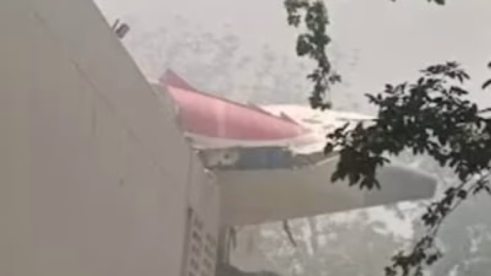 UPDATE Un avion s-a prăbușit la câteva secunde după decolare în India, într-o zonă rezidențială, cu 242 de persoane la bord. MAE investighează dacă erau și români VIDEO